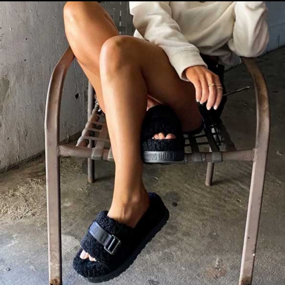 BNIB UGG AUTHENTIC FLUFFITA PLATFORM SLIDES BLACK SIZE 8 *TRADE???*